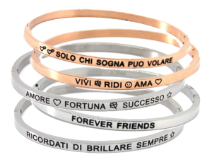 Bracciali rigidi con le scritte